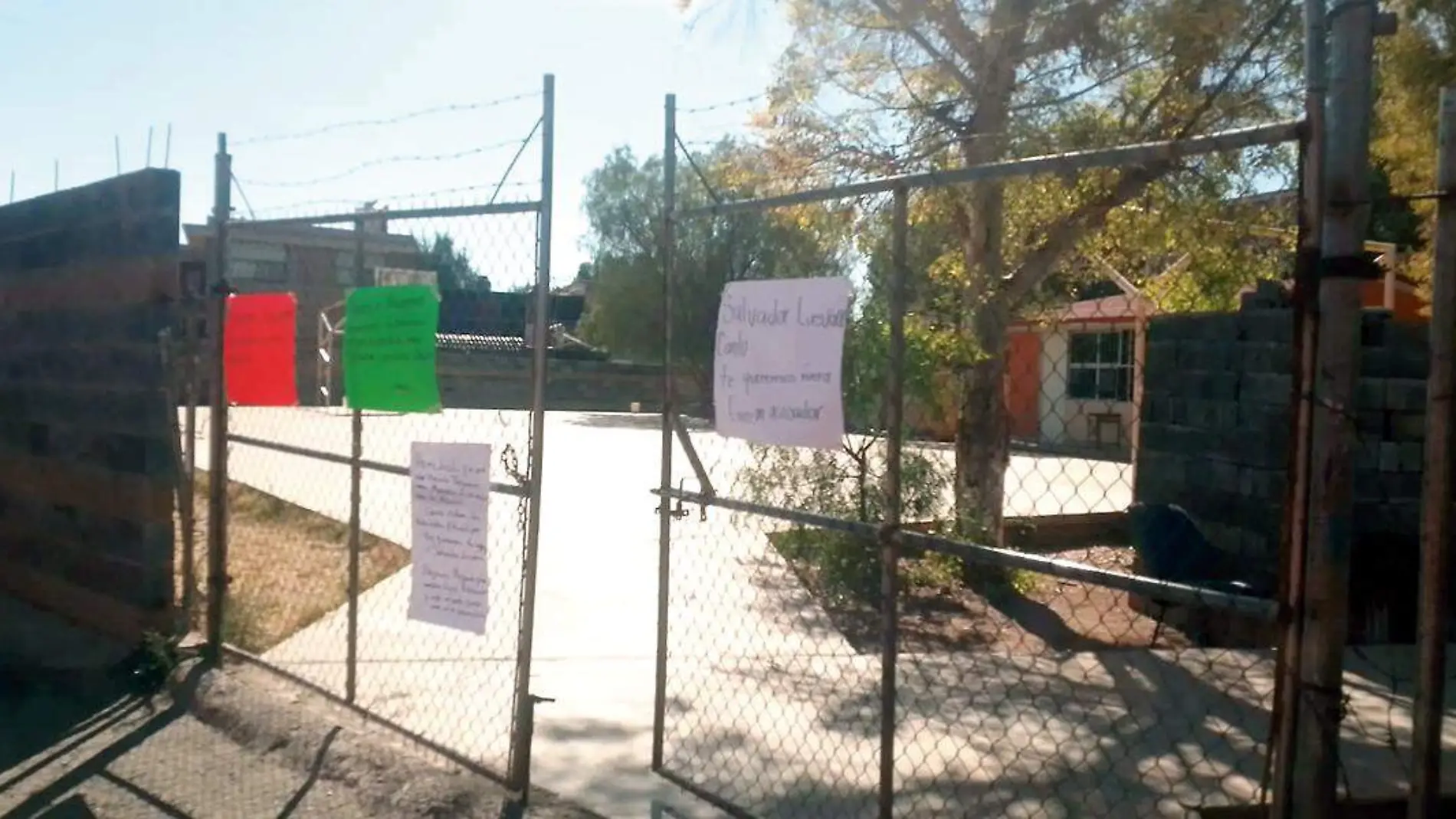 Escuela telesecundaria con pancartas de protesta